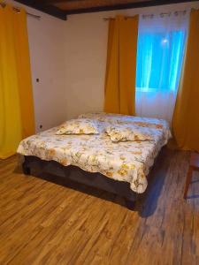 Cama pequeña en habitación con suelo de madera en L'escale du radier, en Salazie