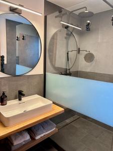 La salle de bains est pourvue d'un lavabo et d'un miroir. dans l'établissement Haus Drescher, à Leutasch