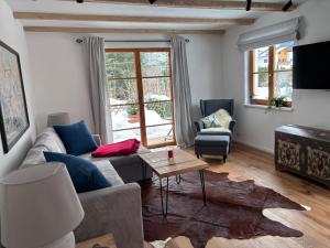 sala de estar con sofá y mesa en Haus Drescher, en Leutasch