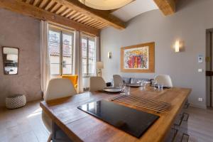 里昂的住宿－Pearl- appartement T2 sur traboule classée – calme，一间带木桌和椅子的用餐室