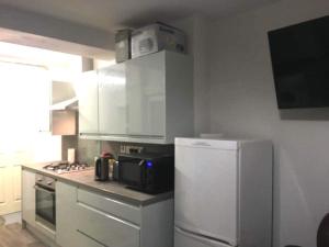 Η κουζίνα ή μικρή κουζίνα στο Budget Room in Mount Pleasant, shared bathroom R4