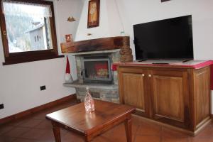 Il comprend un salon doté d'une cheminée et d'une télévision à écran plat. dans l'établissement Maison Sarteur Alloggio ad uso turistico -VDA-LA THUILE- 0065, à La Thuile 21 autres photos