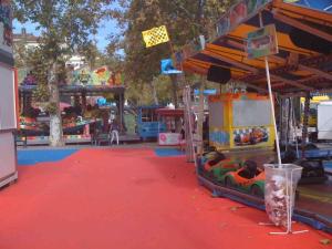 un parque de carnaval con un paseo de carnaval y un parque infantil en Mini studio 12m2, Lyon4, centre CroixRousse, 2prs en Lyon