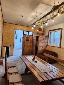 Brod Moravice的住宿－Holiday home MAKLEN with big garden, jacuzzi and arbor with fireplace，客厅配有木桌和沙发