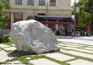 una gran roca sentada en el césped frente a un edificio en Mini studio 12m2, Lyon4, centre CroixRousse, 2prs en Lyon