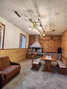 Brod Moravice的住宿－Holiday home MAKLEN with big garden, jacuzzi and arbor with fireplace，客厅配有沙发和桌子