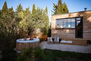 une maison avec un bain à remous dans la cour dans l'établissement L'Atelier Tiny House Provence, à Châteaurenard