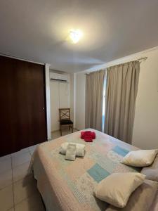 ein Schlafzimmer mit einem großen Bett mit zwei Kissen darauf in der Unterkunft Departamento Alta Córdoba. Capital in Cordoba
