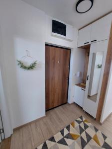 a room with a wooden door and a rug at Apartman Andrea2 in Vrnjci