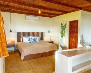 een slaapkamer met een bed in een kamer bij Casa del Golfo El Salvador in Conchagua