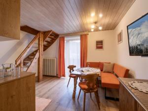 una cucina e un soggiorno con tavolo e divano di Bauernhof Hanslingerhof a Wörgl