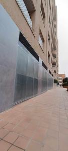 una fila di porte metalliche sul lato di un edificio di AT Presidente Nº2 apartamento privado completo a Siviglia