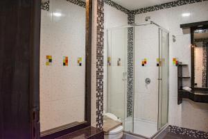 Bilik mandi di Hotel Rio Dorado