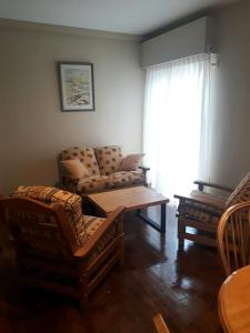 sala de estar con sofá y mesa en Gutierrez Home en Mendoza