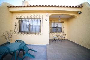 une terrasse avec des chaises et une table sur une maison dans l'établissement Casa de playa, cerca de todo, à Los Narejos