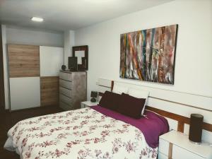 a bedroom with a bed and a painting on the wall at Piso turistico el Sol VUT-983 in Astorga
