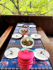 Blue Sea Guest House في بصير: طاولة عليها صحون وأوعية طعام
