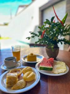 Humaita Pousada في إيتاكاري: طبقين من الطعام على طاولة خشبية
