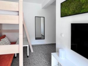 Zimmer mit einem Etagenbett und einem Spiegel in der Unterkunft D1STUDIO στην Πάτρα in Patras