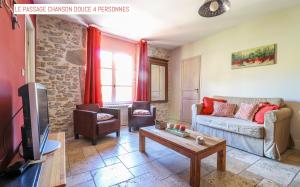 a living room with a couch and a tv at Le Passage in Carcassonne