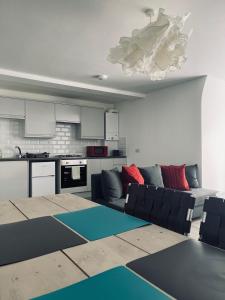 uma sala de estar com um sofá e uma cozinha em One bedroom apartment, no 4 em Ilfracombe