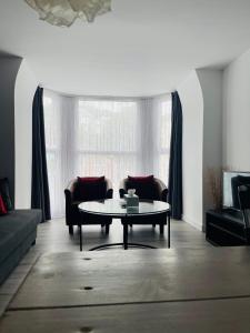 uma sala de estar com uma mesa de centro em frente a uma janela em One bedroom apartment, no 4 em Ilfracombe