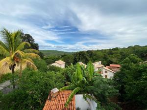 Blick auf eine Stadt mit Bäumen und Gebäuden in der Unterkunft Suíte Bergamota in Lençóis