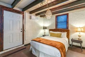 Un dormitorio con una gran cama blanca y una lámpara de araña. en The Wingate Nashville Hot Tub & Airstream Oasis, en Nashville