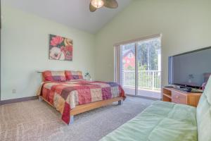 een slaapkamer met een bed en een flatscreen-tv bij Coastal Dream in Lincoln City
