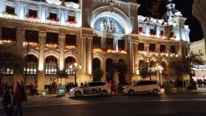 zwei nachts vor einem Gebäude geparkt in der Unterkunft Valencia Aparthotel COSMO in Valencia