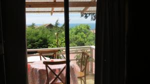 una ventana con vistas a una mesa y sillas en Casa Rustica a pasos de la playa en El Quisco