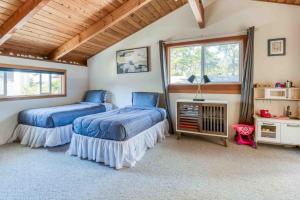 a bedroom with two beds and a window at Play Chalet MCA 489 - Meredith Lodging in Manzanita