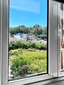 ein Fenster mit Stadtblick in der Unterkunft D1STUDIO στην Πάτρα in Patras