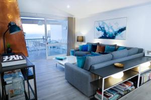 salon z niebieską kanapą i stołem w obiekcie Beachhouse GALORE w mieście Estepona