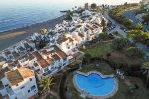 een luchtzicht op een resort met een zwembad bij Beachhouse GALORE in Estepona