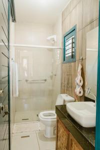 a bathroom with a toilet and a sink and a shower at Villa Nova Holanda in Mulungu