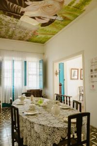 une salle à manger avec une table et un plafond dans l'établissement Villa Nova Holanda, à Mulungu