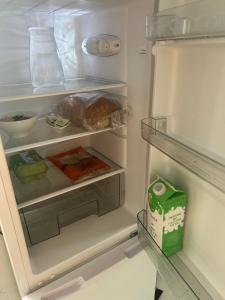 um frigorífico aberto com uma caixa de comida em Idyllic getaway in countryside em Clonmel