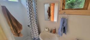 Et badeværelse på Pieza y estacionamiento independiente