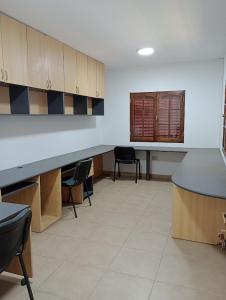 una oficina con escritorio y sillas en una habitación en Nueva Morada en Córdoba
