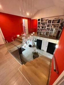 Habitación con mesa de cristal y paredes rojas. en Great spacious villa near Prague 