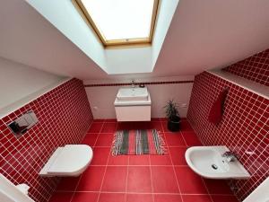 Koupelna v ubytování Great spacious villa near Prague