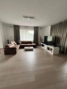 TV a/nebo společenská místnost v ubytování Great spacious villa near Prague