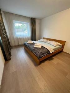 1 dormitorio con 1 cama con 2 toallas en Great spacious villa near Prague 