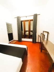 sala de estar con sofá y mesa en VILLA AAA WELIGAMA, en Weligama