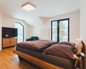 - une chambre avec 2 lits et une télévision à écran plat dans l'établissement Molo Lipno resort luxusní apartmán 4kk, à Český Krumlov