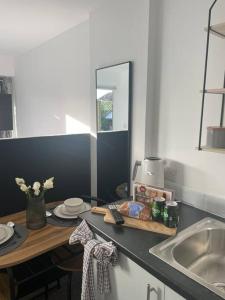 eine Küche mit einer Spüle und einer Arbeitsplatte in der Unterkunft (NEW) Poppy's place - 10 minute drive from York in Skelton