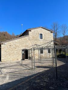 un grand bâtiment en pierre avec un échafaudage devant lui dans l'établissement Casale Cipriani, 