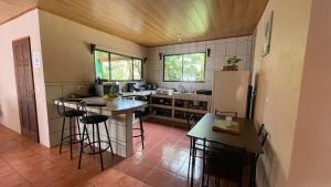 een keuken met een koelkast en barkrukken bij Casa Euphonia Monteverde in Monteverde Costa Rica