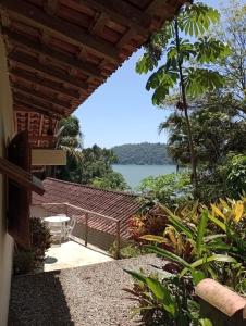 Cette maison offre une vue sur l'eau. dans l'établissement Casa com vista para o mar em Paraty, à Parati
